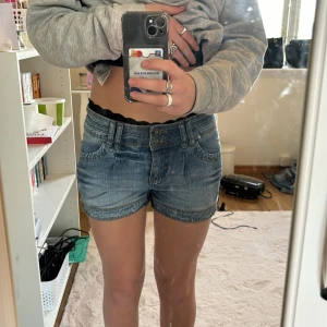 Miss Milla jeans shorts - Snygga lågmidjade jeans shorts, säljer pga att de ej används och inte passar mig, är i väldigt bra skick!