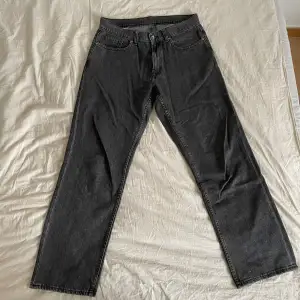 Svarta/stonewashed loose jeans från Vailent i storlek M. Lite slita vid längst ner vid bensluten.