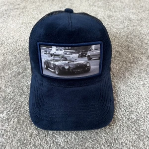 Keps Emilo Pendenza - Keps i absolut toppskick. Använd ett fåtal gånger. Denna keps är slutsåld och går ej att köpa längre så gillade man den men inte fick chansen så har ni en nu 😃. Nypris 550kr. 