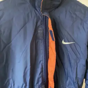 Nike windbreaker jacka i storlek M! Säljer eftersom jag inte använder längre. Har ett litet hål i ärmen, annars i bra skick!