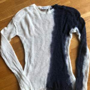 Weekday snygg tröja, storlek S. Beige och mörkblå. 50% nylon,50% ull. Kommer från rök och djurfritt hem.