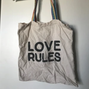 love rules totebag pride - Från flying tiger