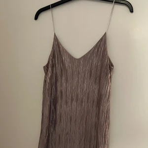 Skimrig klänning  - Så fin skimrig kort klänning