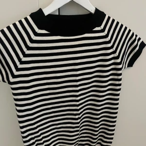 Stickad tshirt🤍🤍 - Randig stickad tshirt i storlek S, aldrig använt men ingen lapp kvar tyvärr💖💖