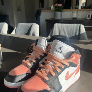 Air Jordan MID (GS) - Air Jordan MID - White/LT madder root-black blanc/racin de garance pale (sök på detta för att hitta dom på nätet där de går för 1500-2800kr beroende på kvalitet) Dessa är i stolek 39 (innermått 24,5cm) Andvända max 2 ggr och säljs då de är för små ☺️
