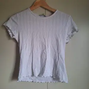 En jätte simpel men fin tröja, passar perfekt inför sommaren!🩷 Säljer för billigare pris då det finns en smink fläck på tröjan!🫶