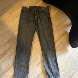 Gråa jeans - Säljer mina gråa jeans ifrån H&M. Byxorna är i storlek 34/32 men skulle säga att midjan är mer åt 33 istället för 34. Använda fåtal gånger. Snygg passform med en härlig grå färg! Hör av er vid frågor!