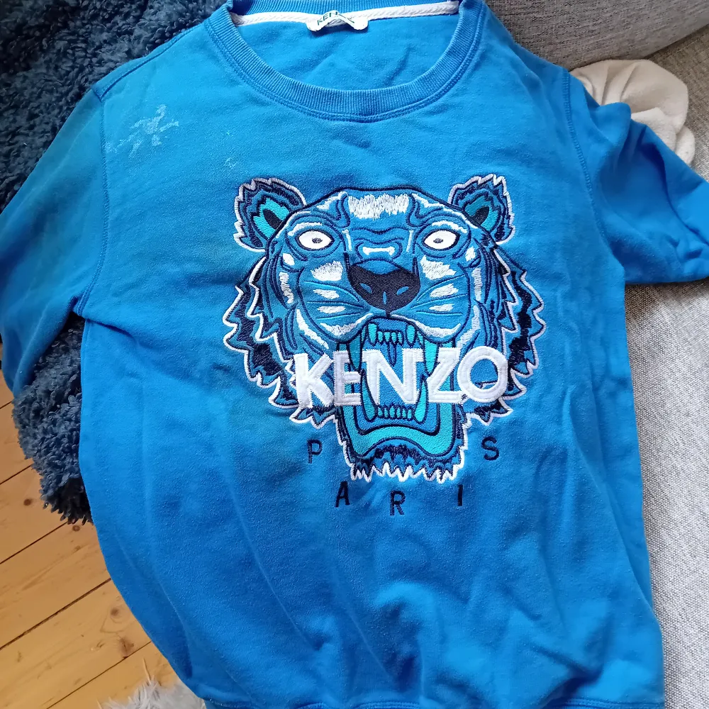 Säljer en kenzo tröja, storlek M lite missfärgad se bild men går nog o tvätta bort om man vet hur. Tröjor & Koftor.