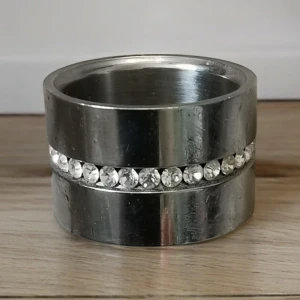Ring från bud to rose  - Ring från bud to rose Stainless steel Bredd 14 mm Storl L 19.4 mm Ask medföljer inte Katt finns i hemmet 