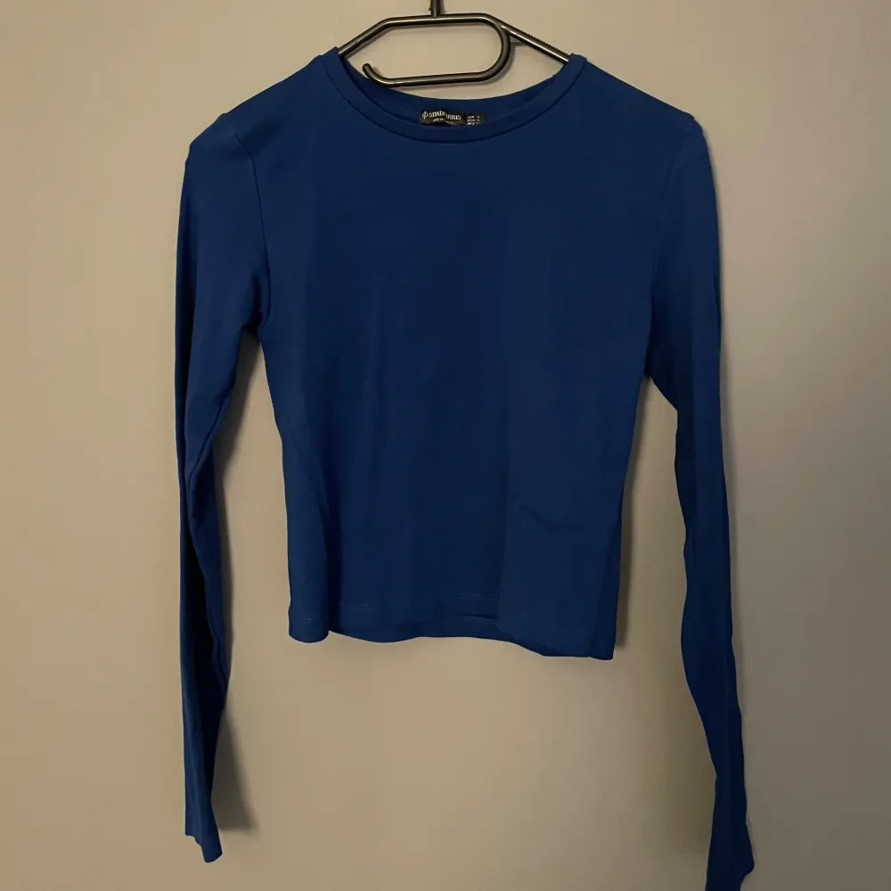 Blå långärmad tröja från Stradivarius. Använd typ en gång så den är i jätte bra skick. Ordinariepris 139kr. T-shirts.