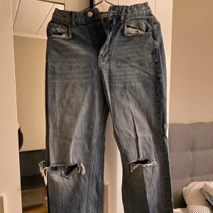 Jeans med hål  - Säljer samma modell som de förra jeansen men i mörkare färg. Köpte de för 500kr men säljer de för 250kr. 