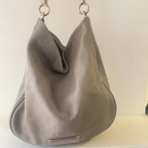 Marc Jacobs väska - Otroligt fin och rymbar Marc Jacobs väska, köpt dyr.  Säljer då den tyvärr inte kommer till användning. Skicket är bra men den är lite sliten på axelbandet (bild 4)