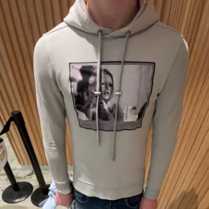 Rätt så liten har du s kan den mycket möjligt passa har du  xs så passar den.  - H