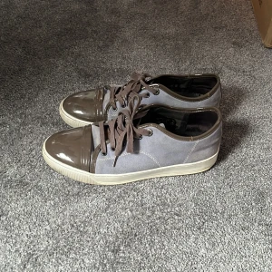 Lanvins - Blåa lanvins i bra skick köpta på Plick. Litet hål på sulan men annars inge andra fel.