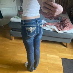 Skit coola jeans!! Lågmidjade och Bootcut. Använda en gång, nypris är 1500kr. Vid intresse kan jag skicka mer bilder samt mått