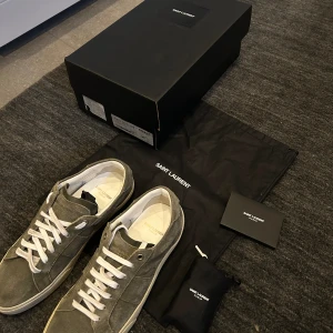 Saint Laurent skor - Jättesnygga saint Laurent skor 41,5, allt tillbehör tillkommer, digitalt kvitto finns, använda enstaka gång men ser helt nya ut! Pris 3200