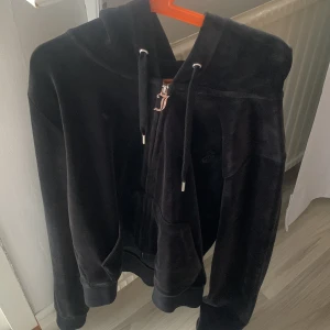 Juicy Couture Tröja Svart - Andvänt 1-2 ggr, väldigt bra skick. Köp kan diskuteras. Den är stl M men funkar som S också eftersom den är liten i storleken.