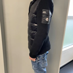 Moncler cardigan - Den är i 9/10 skick, Det finns fler bilder så skriv gärna om ni är intresserade. Nfc scannen funkar så klart