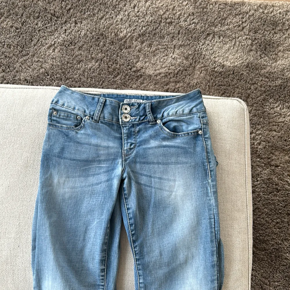 Ett par low waist Bootcut jeans. Säljer pga av att dem var för korta. Stolek XS.  . Jeans & Byxor.