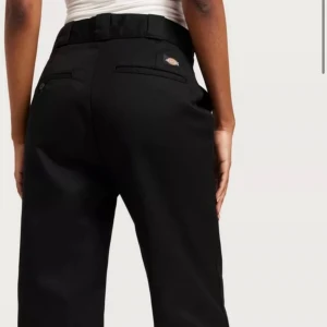 Snygga Dickies 874 byxor - Helt nya, endast testat. Säljer då det inte passade mig💗 Pris kan diskuteras.