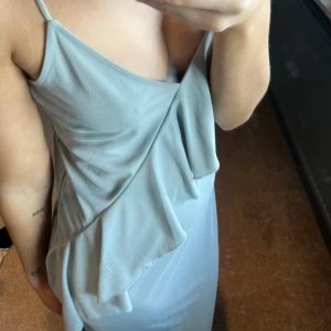 Klänning - Grön fin långklänning med slits nertill, perfekt till sommaren!!!💘💘