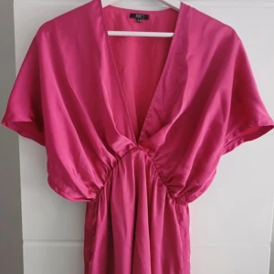 Klänning - Säljer då den aldrig kommit till användning🥰Superfin till sommaren. Storlek S/M🌸