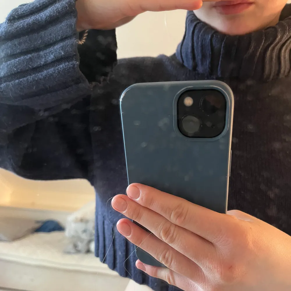 Supersöt matinblå stickad polo tröjja utan defekter. Den är i storlek S och ifrån början är den köpt på h&m.  Priset är diskuterbart 💗 Kläderna tvättas innan de postas! ⭐️. Tröjor & Koftor.