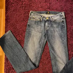 snygga lågmidjade jeans från lee i new leona, w:26 l:33, midjemått 36, innerbenslängd: 79💗för långa för mig, aldrig använda av mig men köpta på vinted💕