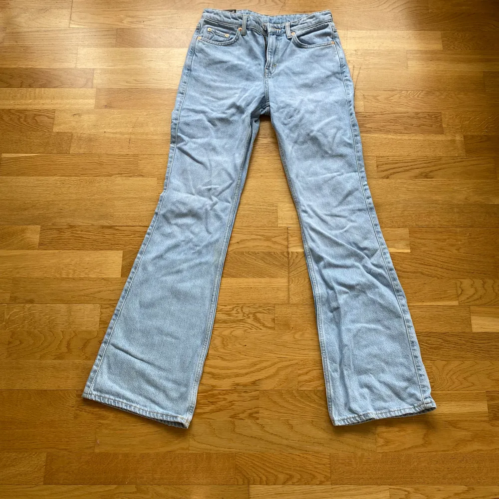 Jeans från weekday. Endast testade. Lapparna kvar! Storlek 26/34. Jeans & Byxor.