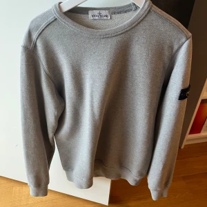 Stone Island Crewneck - Stone Island Crewneck junior Storlek junior fits XS/S Nyskick knappt använd utan har bara hängt i garderoben och nu blivit för liten 