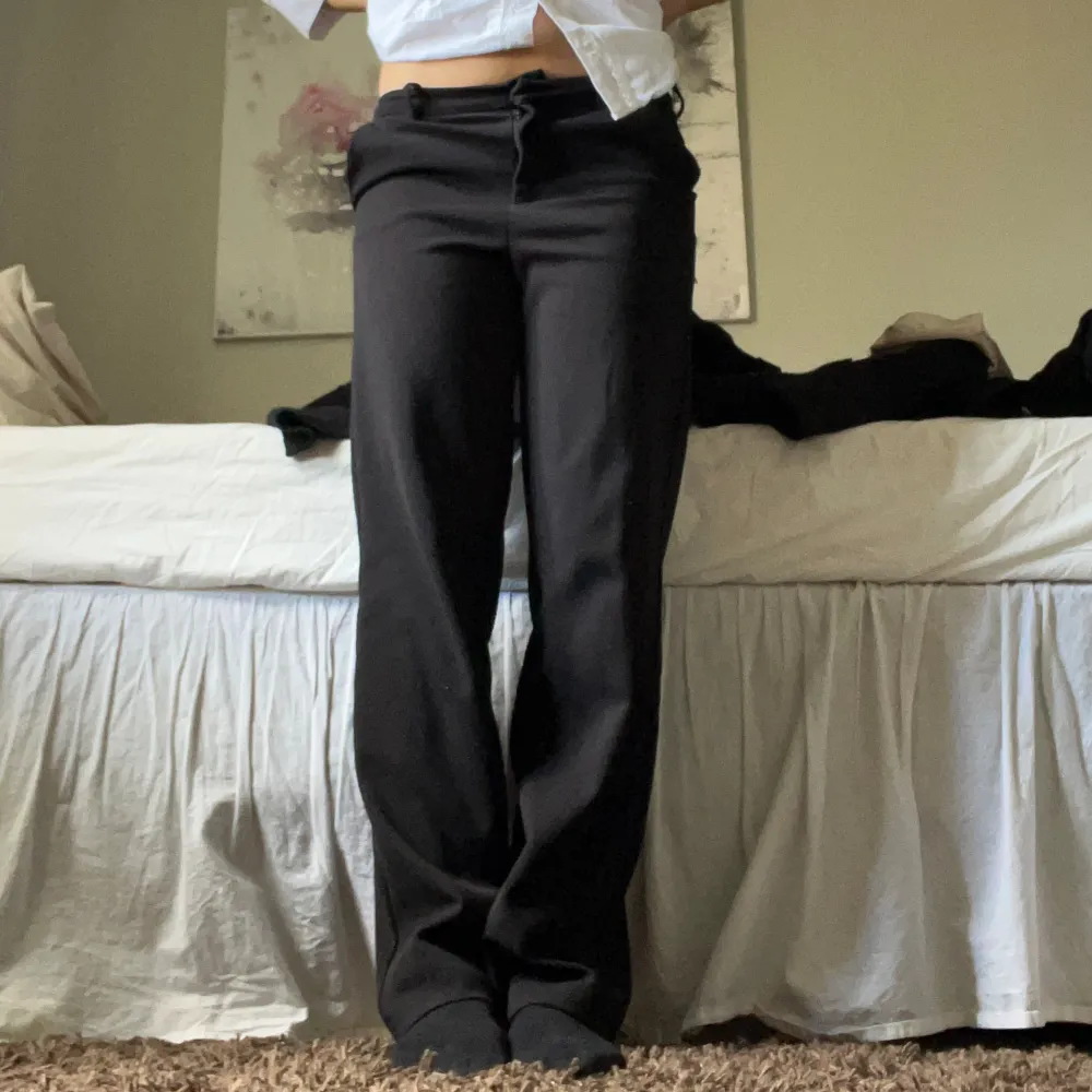 Svarta kostymbyxor ifrån vera moda i storlek 34 . Är 1,62 och de passar perfekt i längden . Jeans & Byxor.