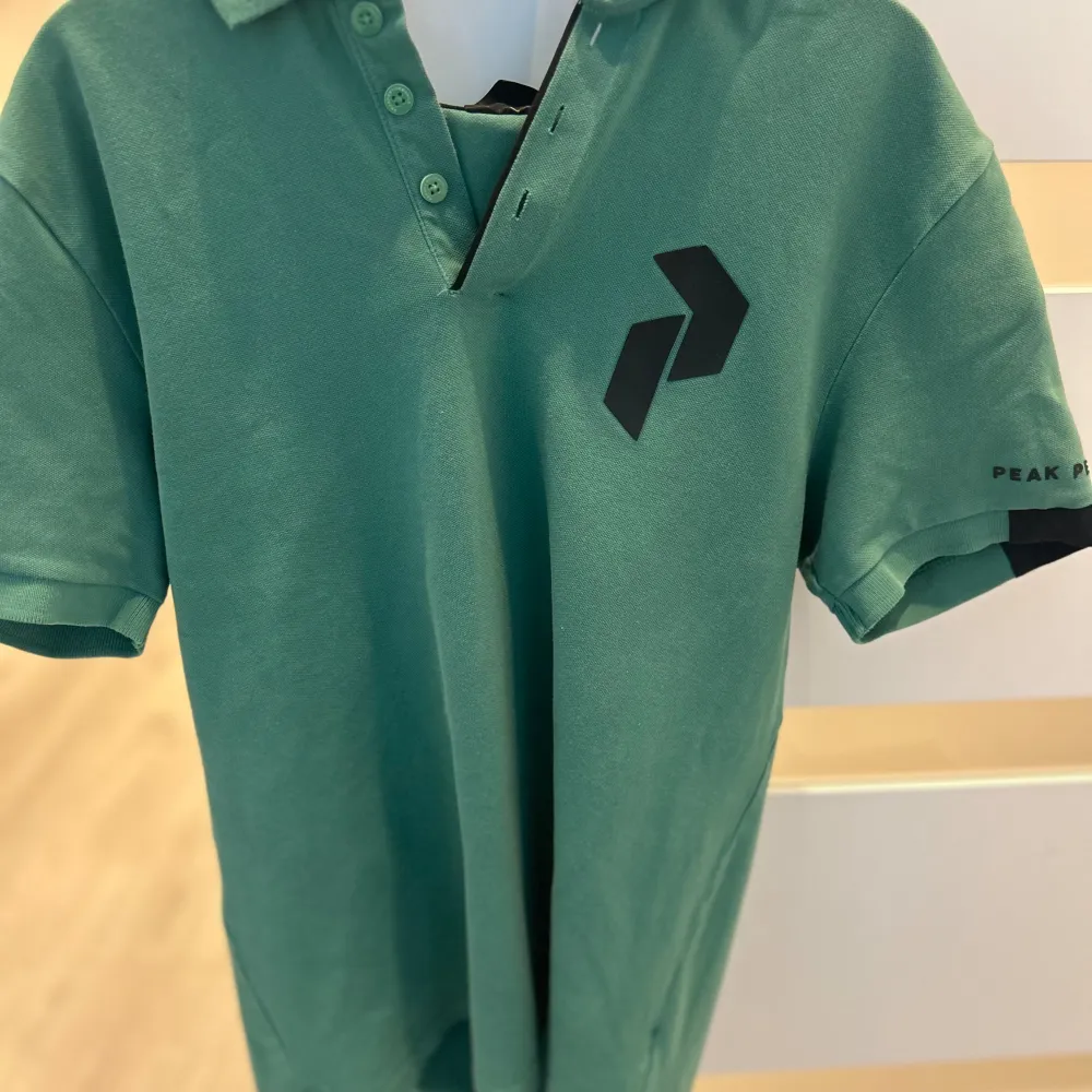En grön superfin peak performance tröja som är helt oanvänd, tyvärr är inte prislappen på. Storlek S och säljs för 250kr. Skjortor.