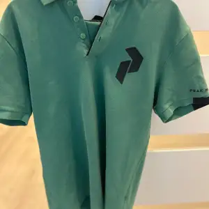 En grön superfin peak performance tröja som är helt oanvänd, tyvärr är inte prislappen på. Storlek S och säljs för 250kr