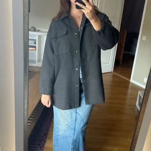 Grå skjortjacka  - Grå skjortjacka från Missguided