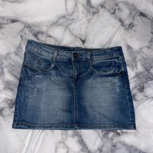Kort jeans kjol ifrån only❣️ Det står ej storlek så att skriv till mig om ni vill veta mått eller har andra frågor!👍🏼 PRIS GÅR ATT DISKUTERA❣️