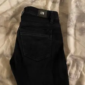 Mörkblåa loweise bootcut LTB jeans  i storlek 27/30, knappt använda 