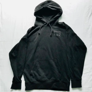 Svart hoodie - Svart H&M hoodie med tryck i bra skick!