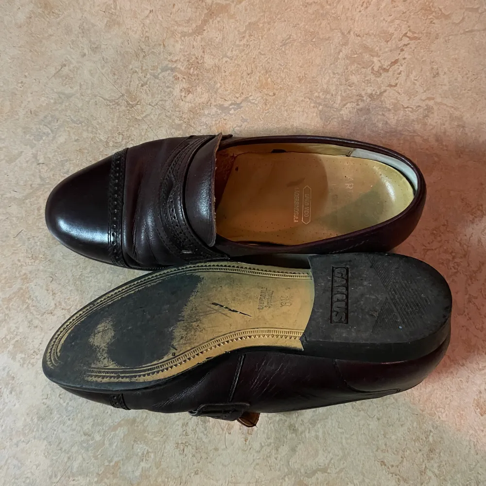 Bruna loafers i skinn av märket Aristokrat by Gallus. Använda men fortfarande i gott skick. Storlek 6,5 och motsvarar 39/40.. Skor.