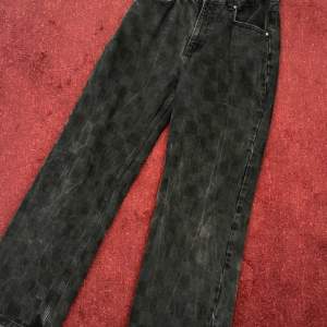 Rutiga svarta jeans som sitter jättebra i benet! Dock mid-high rise. ❤️