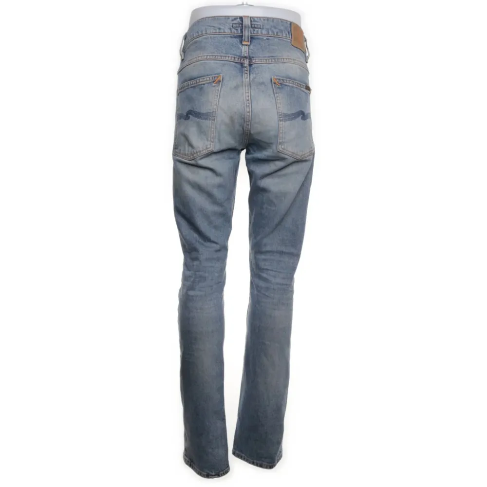nudie jeans lean dean ljusblå med slitningar 🔥 i väldigt bra skick inga skador eller fläckar. nypris 1600 mitt pris 800 ej hugget i sten. Jeans & Byxor.