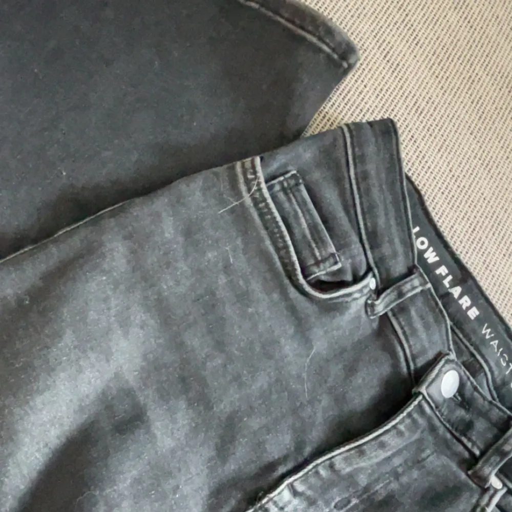 Snygga jeans köpta på bikbok för 600kr tror jag. De har används mycket men har inga defekter alls. Säljer pga att de har blivit för korta.  Innerbenslängd: 75cm Midjemått tvärs över: 35cm. Jeans & Byxor.