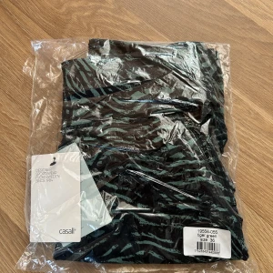 Helt nya casall träningsbyxor! - Helt nya tights från casall i ett underbart mönster. Kommer i orginalförpackning! Säljer då jag har dubbletter. Nypris ca 700kr!🤗