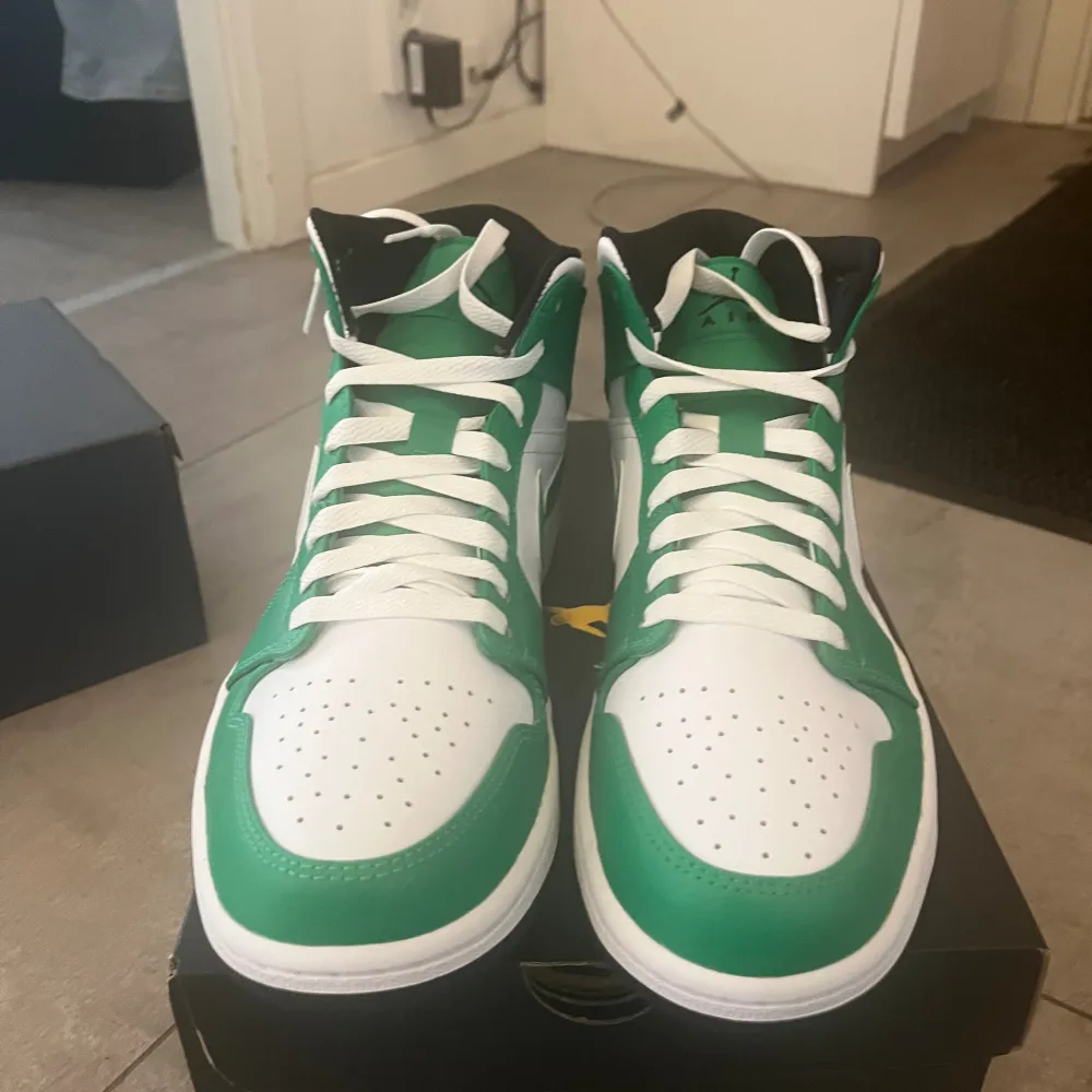Helt nya lucky green skor  Storlek 42,5   Köpta på Nike.  Köpte en del skor som jag trodde skulle använda. Men som sagt inte blev av.. Skor.