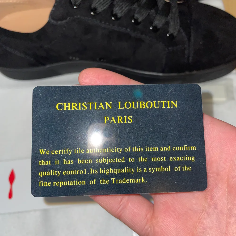 Säljer dessa Christian Louboutin skor. De är helt nya och alla tillbehör medföljer. De är i storlek 41 fast passar även 42.  Tillbehören inkluderar påse, kvitto, certifications kort och mera.  Priset kan diskuteras vid snabb affär!. Skor.
