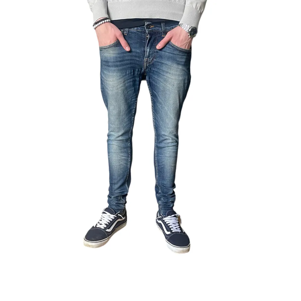 Säljer dessa trendiga blåa jeans i passform slimfit W30/L32. Dem är i bra skick 9/10. Sitter bra på modellen som är 189 75kg men lite smala i benen. Kontakta oss för fler frågor eller funderingar!. Jeans & Byxor.