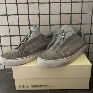 Axel Arigato skor - Säljer nu dessa snygga Arigato skor då dem inte kommer till någon större användning. Skorna är i halv dassigt skick därav de billiga priset men har ändå kvar o ge. Skick 6.5/10 nypris: 2300