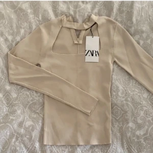 Zara tröja - Tröja från Zara med fina detaljer🎀 sparsamt använd och i fint skick. Storlek s och passar xs-s.
