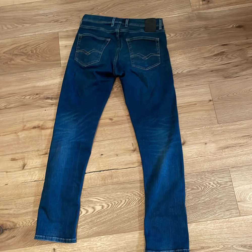 Tja! Säljer dessa replay jeansen i modellen Grover i storlek 30 de inte passar mig längre. Finns inga tecken på användning och de är i stretch material. Hör av er vid minsta lilla intresse!  . Jeans & Byxor.