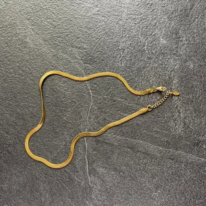 Halsband - Helt nytt halsband som är supertrendigt just nu! Är i råstfritt stål så det går att duscha eller bada med utan att det tappar färgen!💓