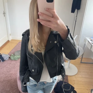 Skinnjacka  - Fin skinnjacka i super bra skick, använd ett fåtal gånger.  